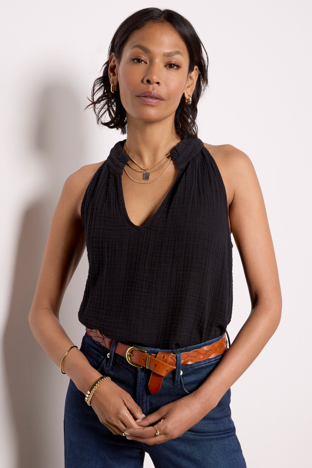 (取寄) マイケル スターズ レディース ヴィオラ スプリットネック タンク Michael Stars women Viola Split-Neck Tank Black Michael Stars Viola Split Neck Tank Top - Black | Garmentory