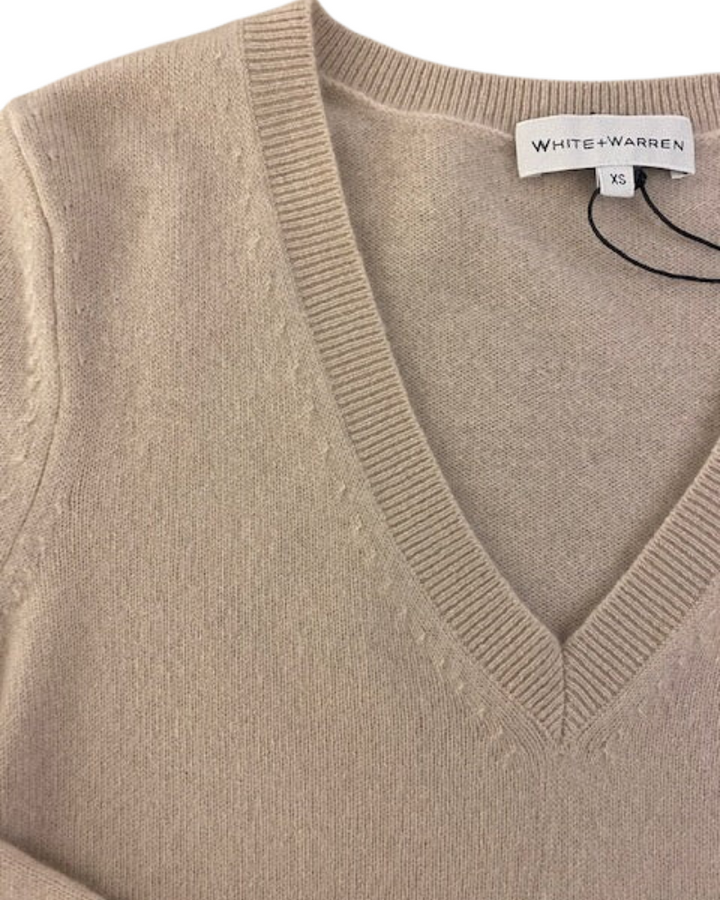 Cashmere Shrunken V-neck in Sandstone