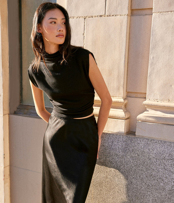 Amara Ribbed Power Shoulder Tee in Black